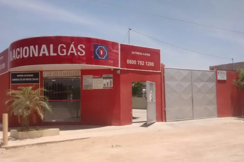 Fachada da revenda Copel Gás Nacional Gás em Icó, com letreiro e portão de carga